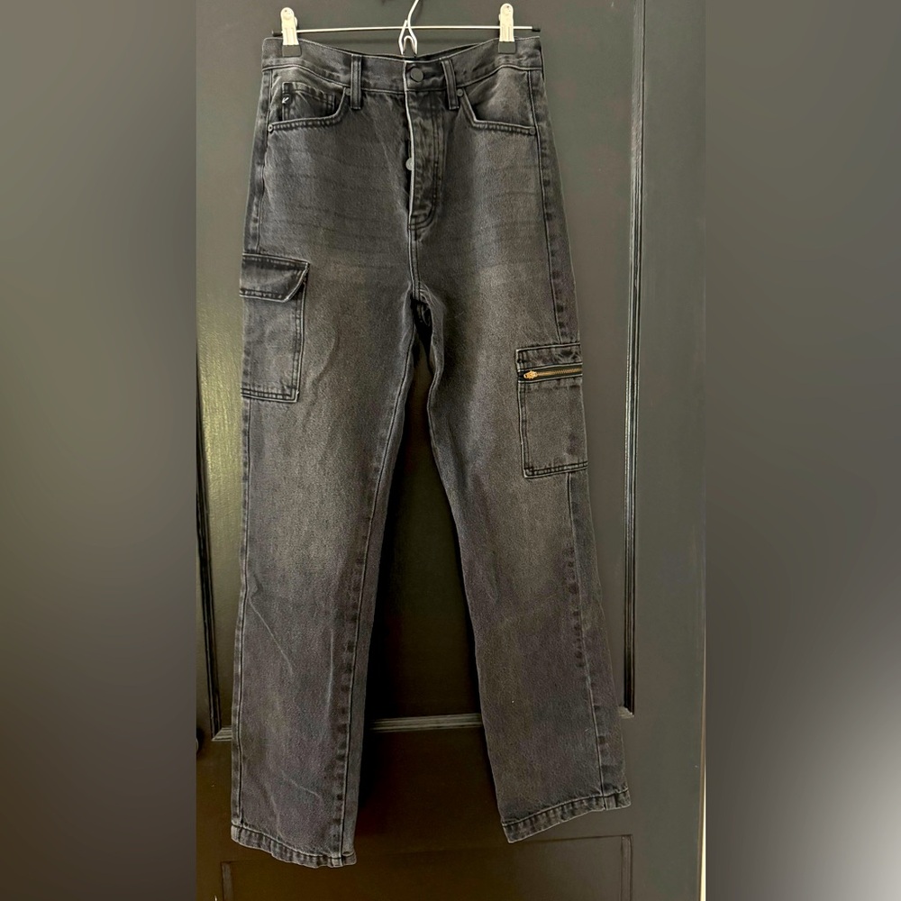 Black wash straight leg jean with cargo pocket size 3/25